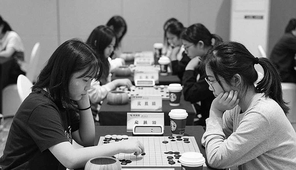 ChessBase Magazine số 225: Prague 2026, 27 ván ngắn và giới hạn của tài liệu huấn luyện trả tiền
